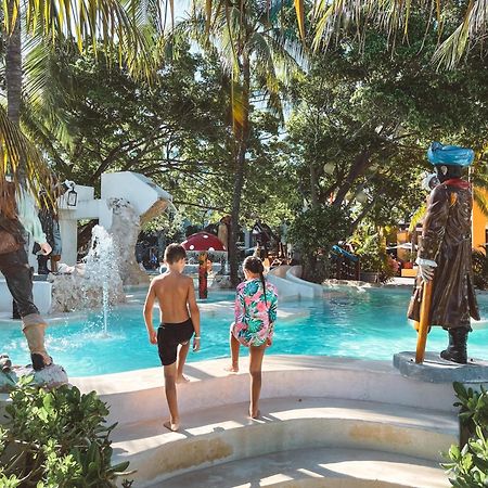 Отель Grand Oasis Palm Канкун Экстерьер фото The pirate-themed pool at the Atlantis Paradise Island resort