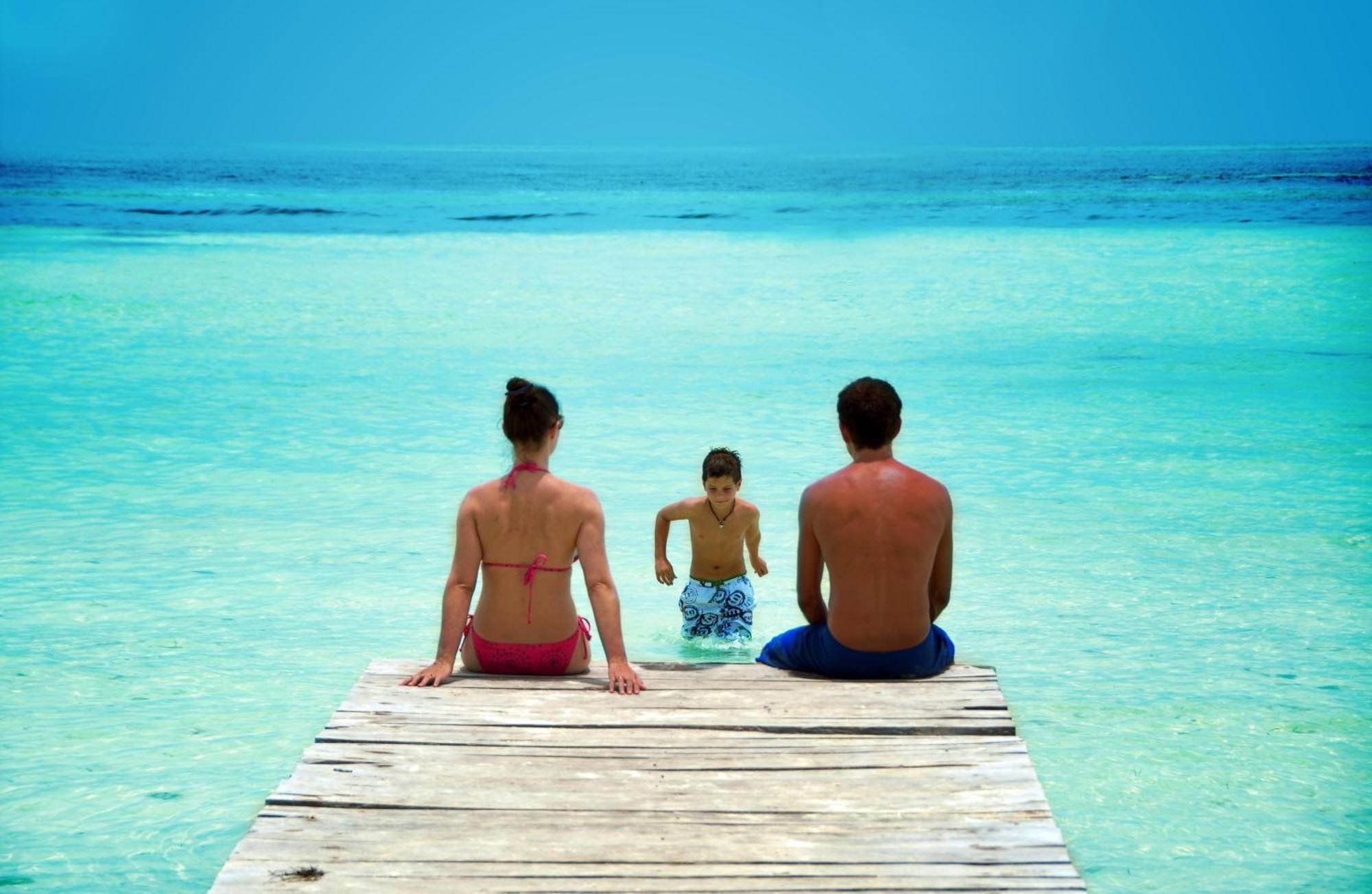 Отель Grand Oasis Palm Канкун Экстерьер фото A family on a pier in the Caribbean