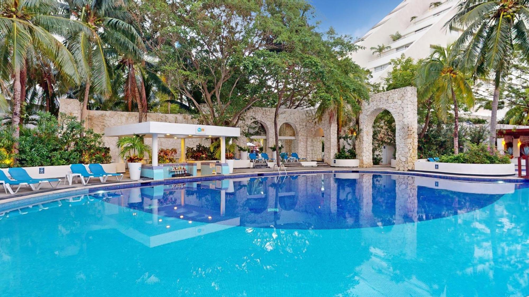 Отель Grand Oasis Palm Канкун Экстерьер фото The swimming pool at the hotel