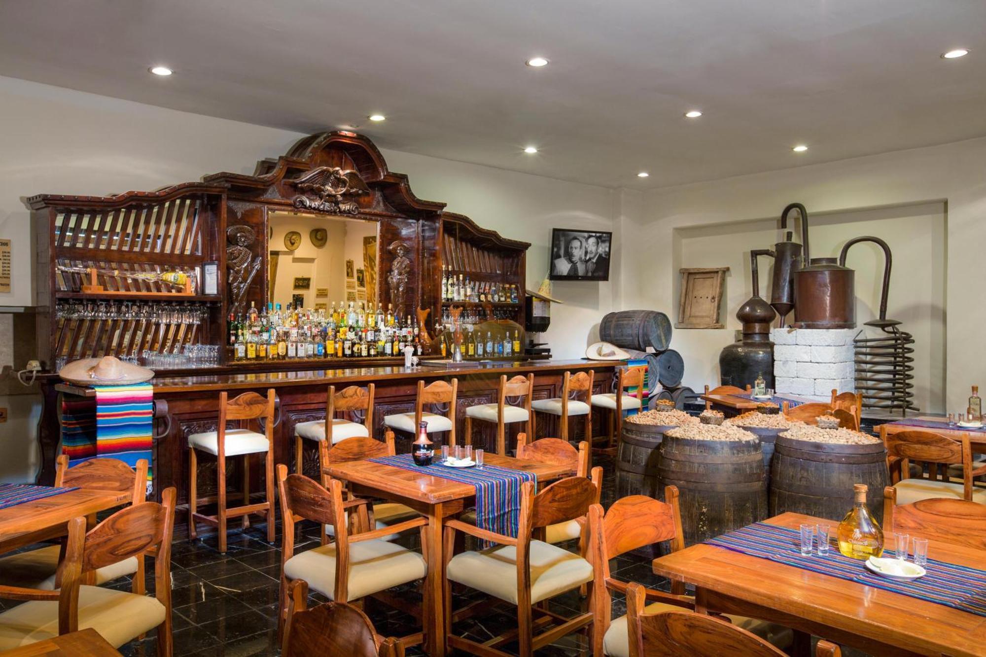 Отель Grand Oasis Palm Канкун Экстерьер фото A mezcal bar in Oaxaca, Mexico